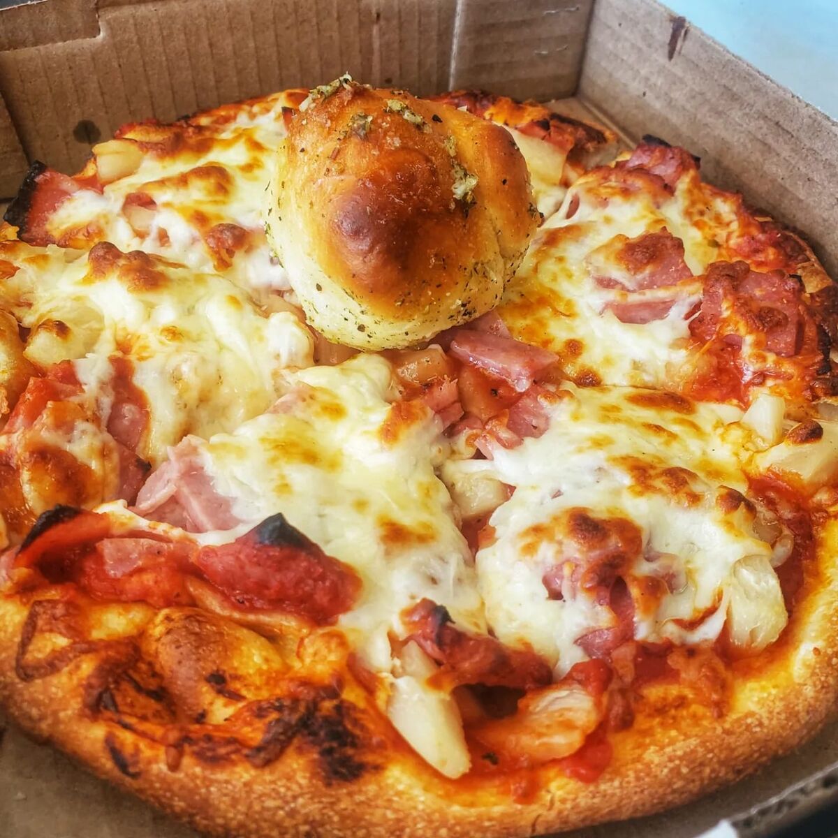 Golden pizza crust, melted cheese and generous toppings, fresh in a Pizzalicious box